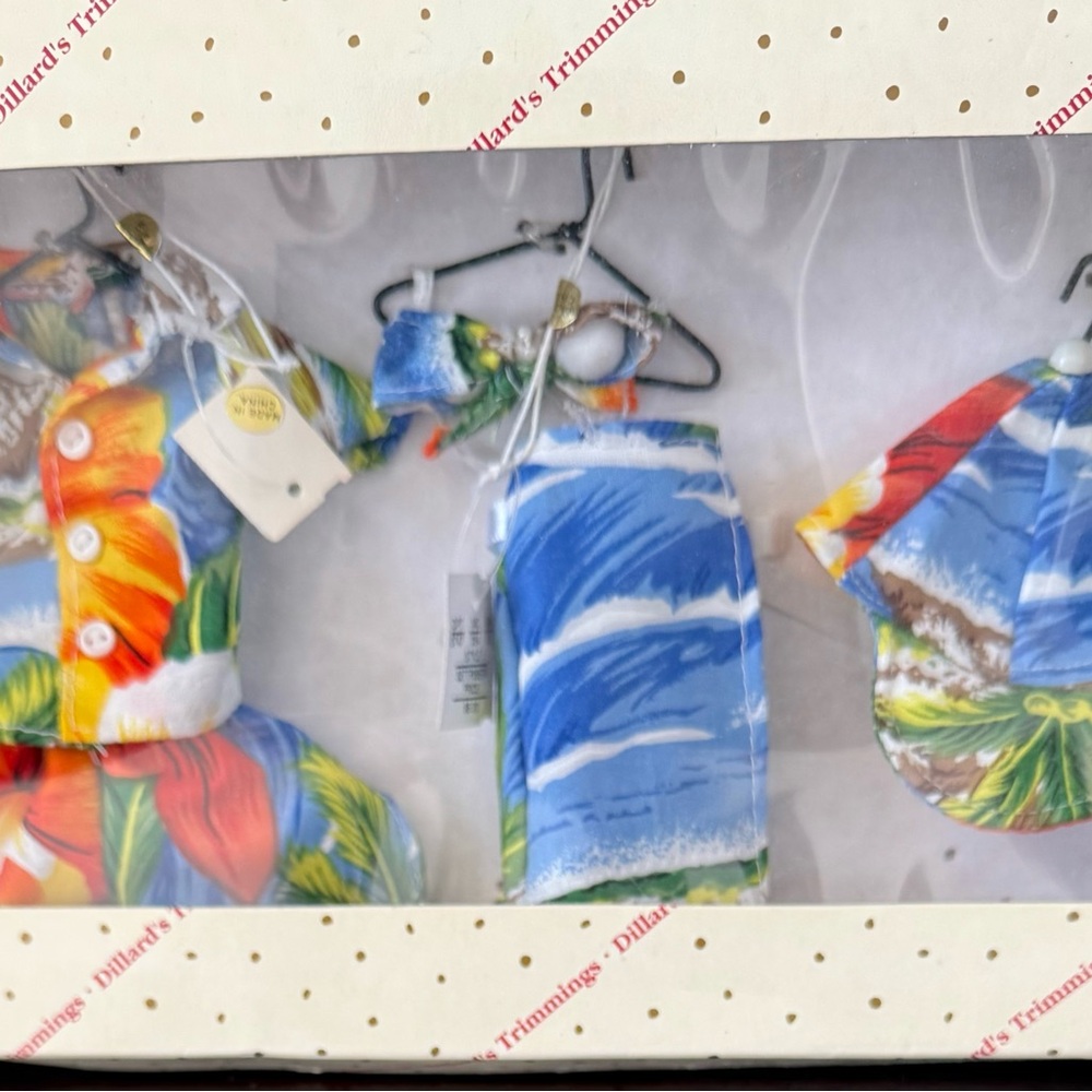 New Dillard's Trimmings Christmas Ornaments, Hawaii Vacation Shirt Beach Outfits
